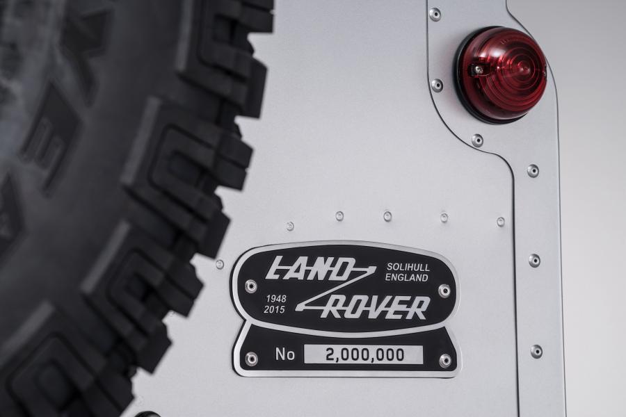  Land Rover Defender 90 2.000.000th 2015 года  (фото 18 из 19)